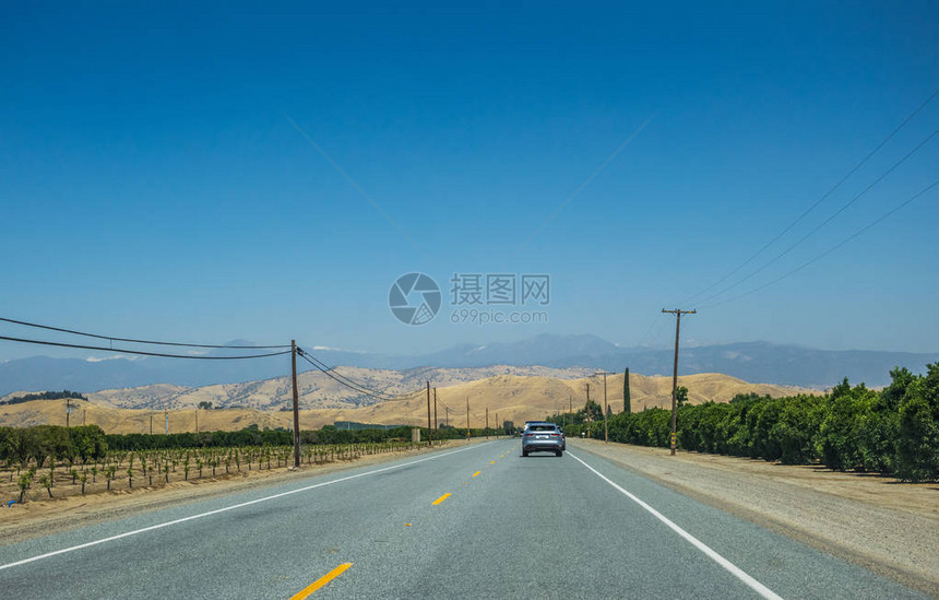 加利福尼亚风景如画的乡村景观和一条有汽车的高速公路暑假和旅行在美国加利福尼亚州通往红杉公园和国王峡谷的道图片