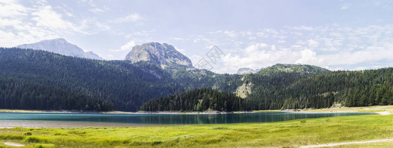 黑山杜米托尔山黑湖景观图片