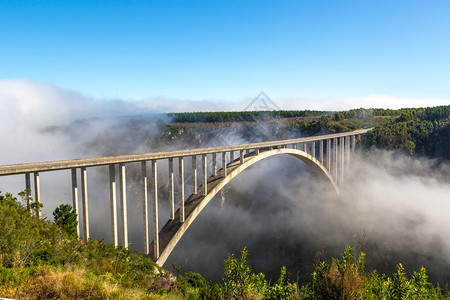 在南非的花园路线上建了一座著名的桥人图片