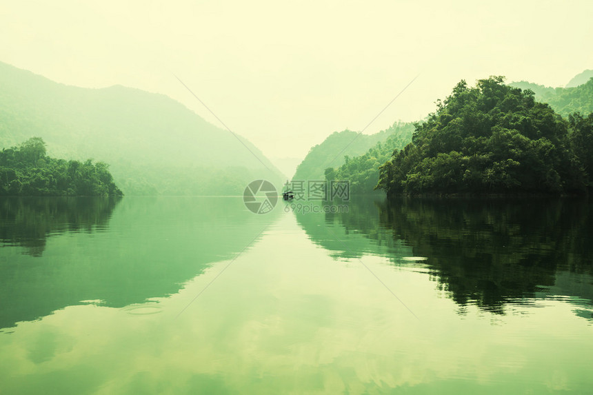 越南的宁静贝湖图片