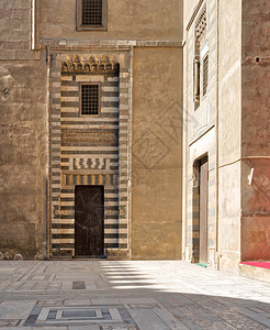 埃及开罗苏丹哈桑清真寺庭院的木制陈旧门图片