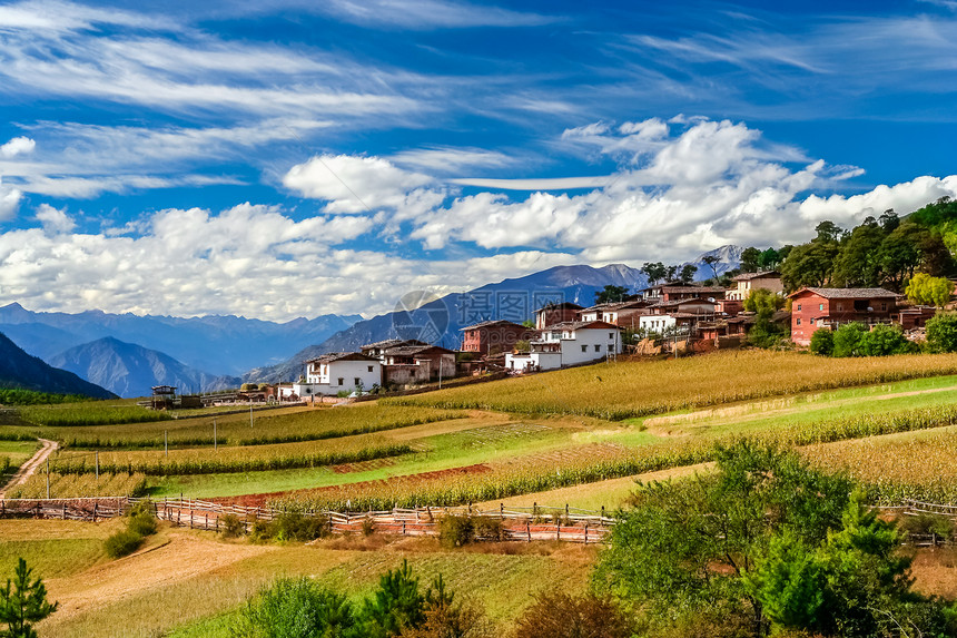 云南省美丽山景中的小村庄图片