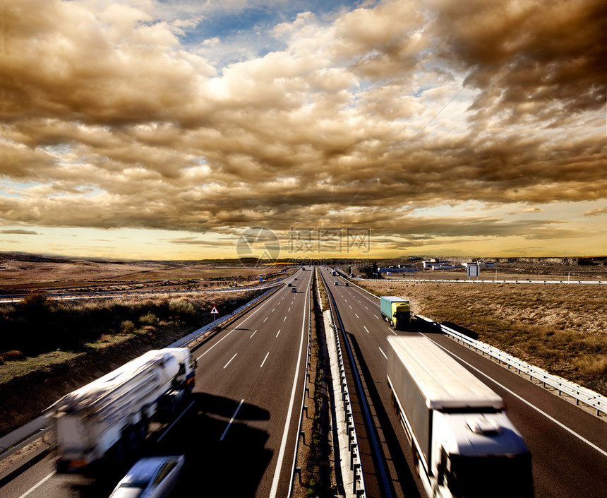 国际货运卡车和汽车在高速公路上驾驶物流和图片