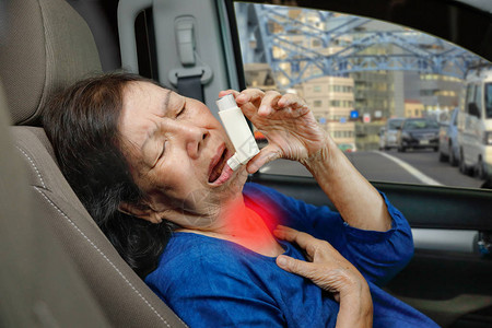 老年妇女在路上窒息并持有汽车图片