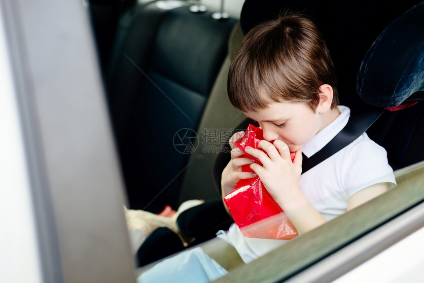 7岁儿童在车里呕吐患图片