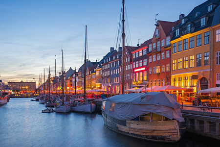Nyhavn运河晚上在丹图片