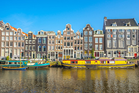 阿姆斯特丹运河的美丽景象有桥梁和典型图片