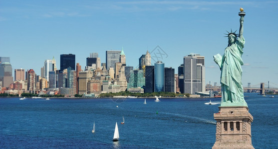 自由女神像和纽约市天际线背景图片