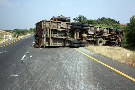 一辆被翻倒的卡车在高速公图片