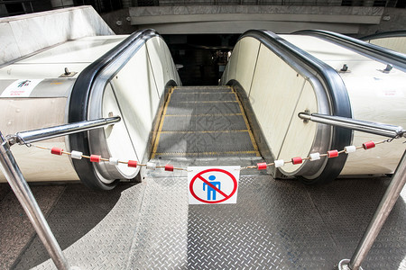 禁止自动扶梯通道的标志图片