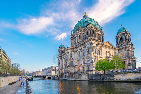 蓝色美丽的天空在柏林大教堂的风景下图片