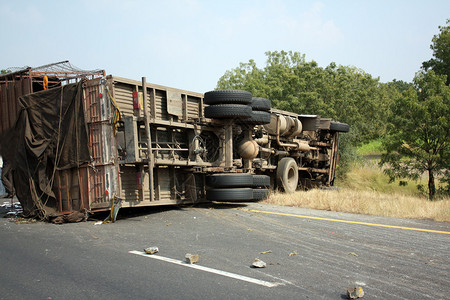 一辆被翻倒的卡车在高速公高清图片