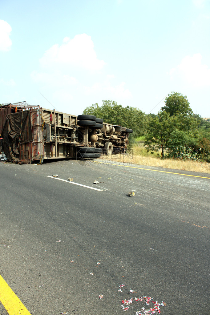 在一次事故中看到一辆被翻转的卡车在高速公图片
