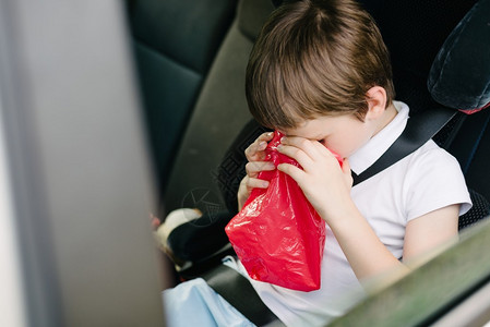 7岁儿童在车里呕吐患高清图片