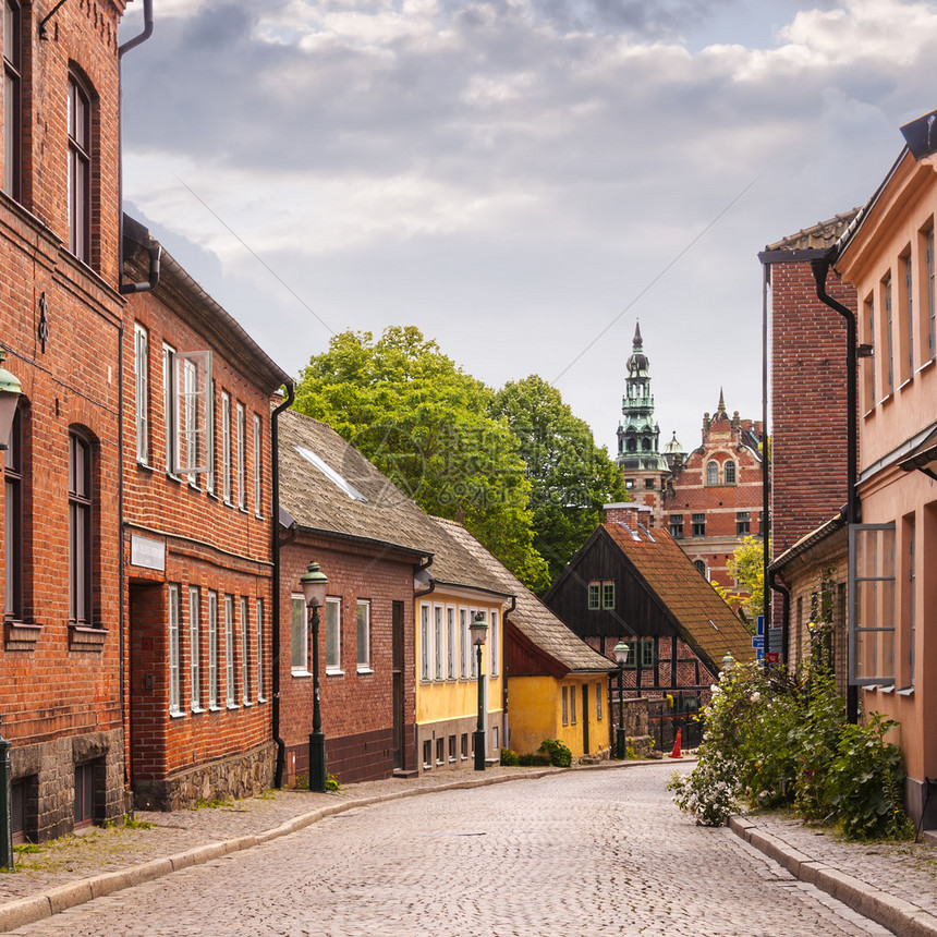 在瑞典隆德的旧街上一条图片