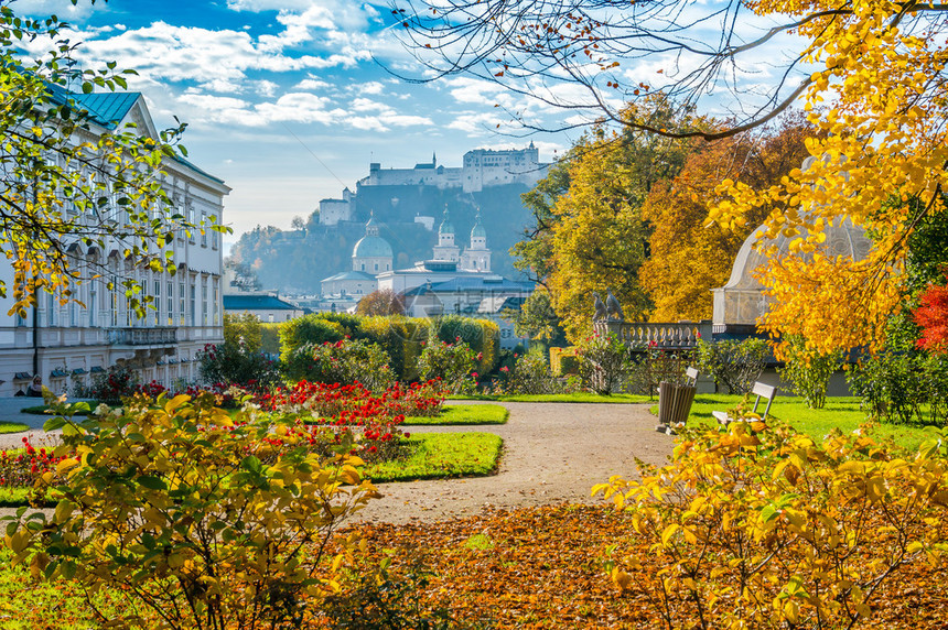 奥地利萨尔茨堡的著名米拉贝尔花园和古老的历史悠久的霍亨萨尔茨堡图片
