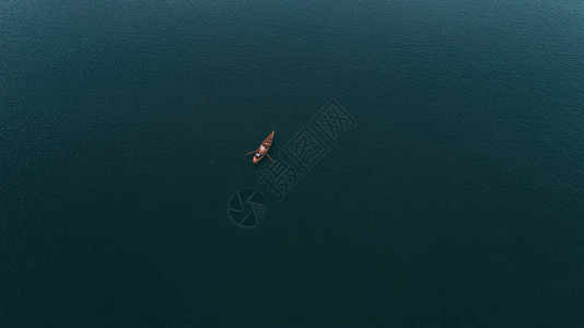 湖中船的鸟瞰图夏天船上的图片