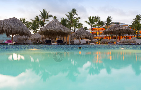 热带岛屿上的清澈的蓝色海水沙滩和棕榈树美丽的度假胜地治图片