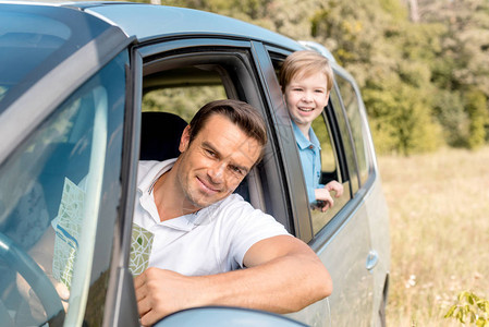 父亲和儿子在大自然上骑着汽车图片