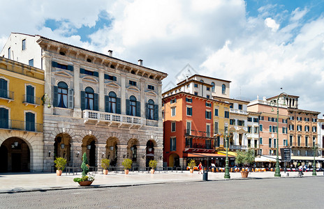 Verona中心的一个街道该中心是世界图片
