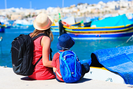 马耳他传统船只家庭旅行和探亲旅图片