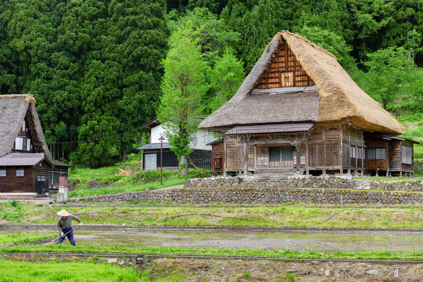 由于Gishozukuri传统住房与Gifu县附近的Sirakawago相邻图片