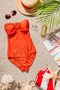 时尚红色泳衣的顶端风景杂志和配件都图片