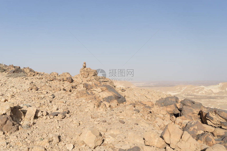 山地沙漠景观中的登山旅图片