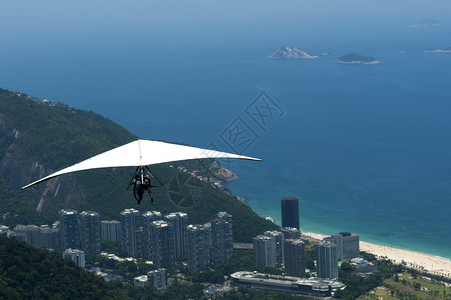 巴西里约热内卢吊挂滑背景图片