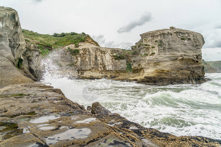 风暴海浪撞击新西兰穆里怀海图片