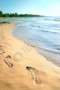 日落时在沙滩上的脚印图片