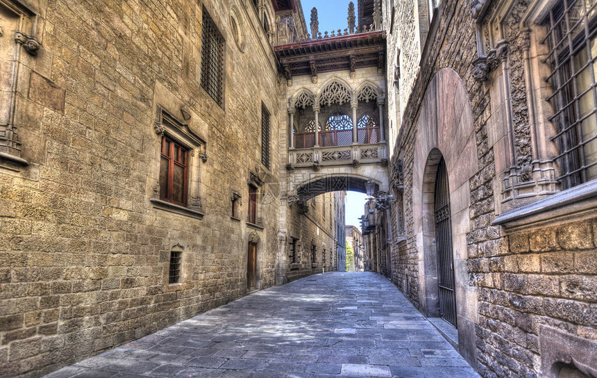 西班牙巴塞罗那市中心哥特区埃尔比斯贝街建筑之间的图片