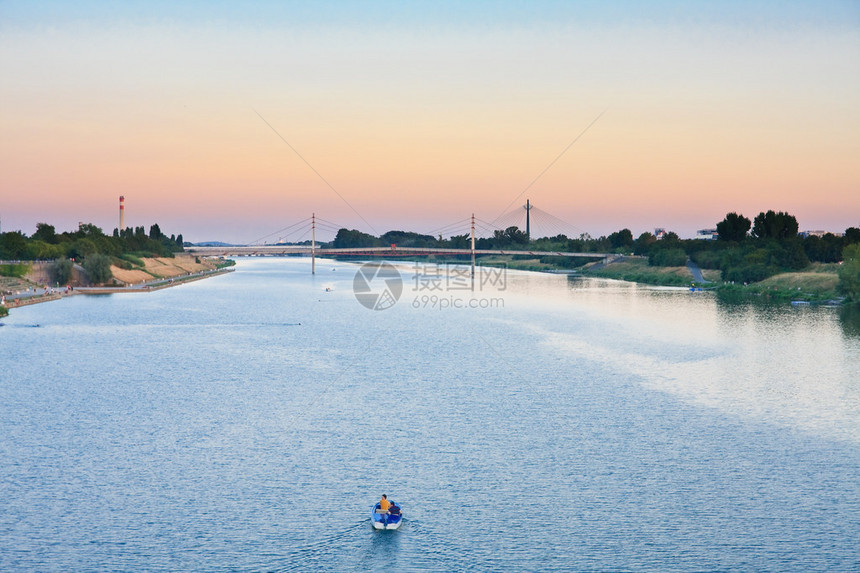 多瑙河日落图片