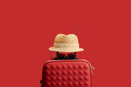 红色带草帽和太阳墨镜图片