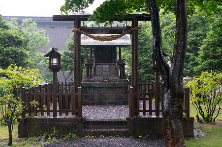 在日本札幌的神社上倾盆大雨图片