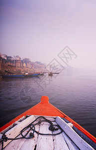 日出时在印度恒河上划图片