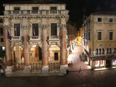 维琴扎市主广场的夜景图片