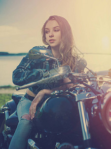 坐在摩托车上的小女孩图片