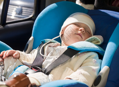 蹒跚学步的孩子睡在汽车座椅上图片