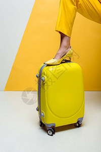 白色和黄色的手提箱上站立着时背景图片