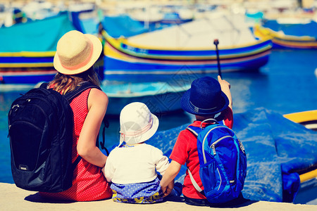 母亲和两个孩子在马耳他看传统船图片