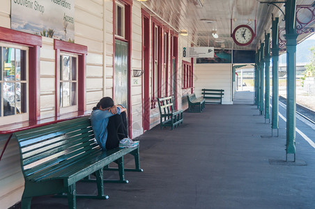 坐在旧火车站的女孩图片