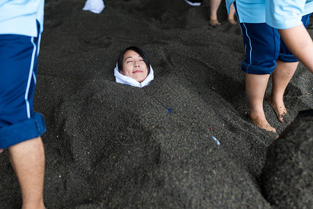 女人享受沙浴图片