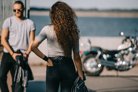 女人背面的景象男人用古典摩托图片