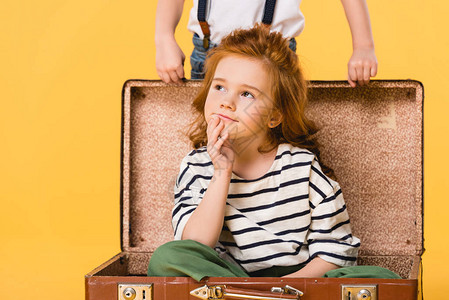 梦想中的孩子坐在手提箱里和男孩一起坐着半视角站在附近图片