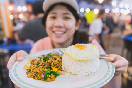 泰国街头美食味的茉莉饭顶配罗勒叶炒猪排和煎蛋最受欢迎的泰国可爱女送图片