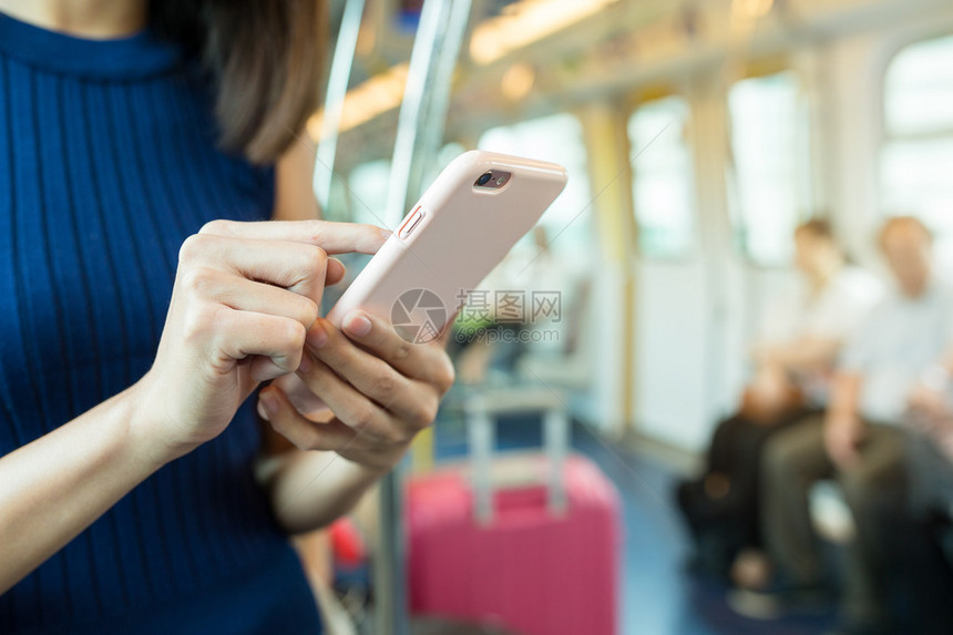 在火车厢内使用手机近身检图片