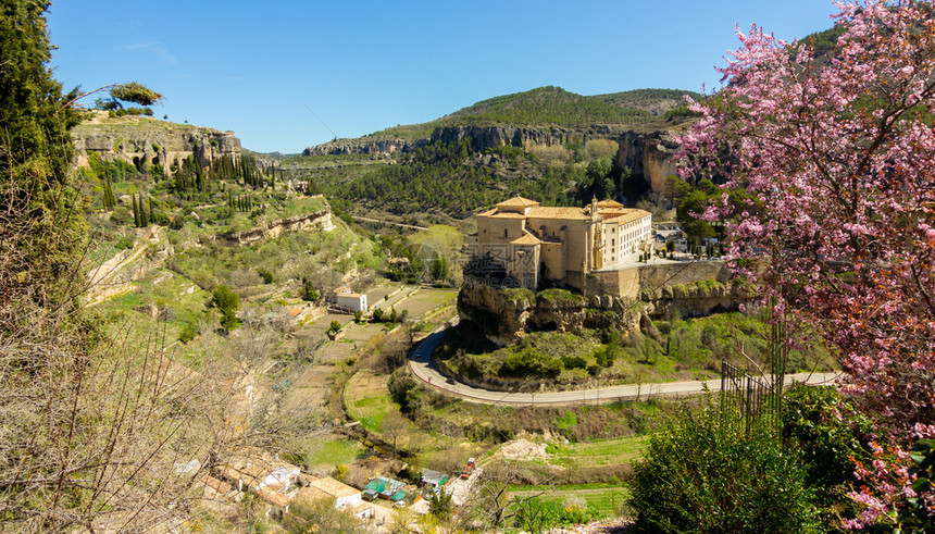 西班牙昆卡旧修复的修道院图片
