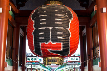 日本东京浅草寺雷门的近景汉字雷门图片