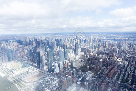 纽约市摩天大楼和云层天图片